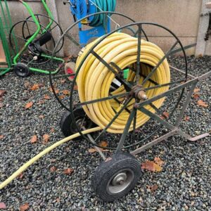Dévidoir sur roue équipé avec tuyau d'arrosage métal L.70m. Localisation; 30 rue Beauregard 60440 Nanteuil-le-Haudouin.