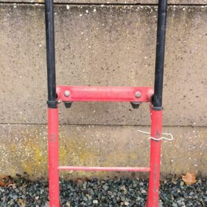 Diable en acier rouge et noir, hauteur réglable et roulettes pour utilisation horizontal.(usures, 1 roue désaxée). Localisation; 30 rue Beauregard 60440 Nanteuil-le-Haudouin.