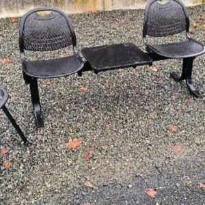 Espace d'accueil comprenant 2 chaises solidarisées avec tablette en bois stratifié noir dim. : 81 x 150 x 52 cm et 2 chaises indépendantes empilables dim. : 81 x 51.5 x 52 cm de marque Intermobel modèle 992. Localisation : 30 rue Beauregard 60440 Nanteuil-le-Haudouin.