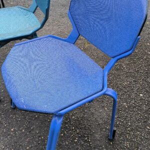 Chaises empilables, assise et dossier de forme octogonale en métal bleu électrique et bleu ciel de marque Fröscher modèle Sitform. Dim. : 85 x 55 x 55 cm. 2 unités. Vendu à l'unité avec faculté de réunion. Localisation: 30 rue Beauregard 60440 Nanteuil-le-Haudouin.