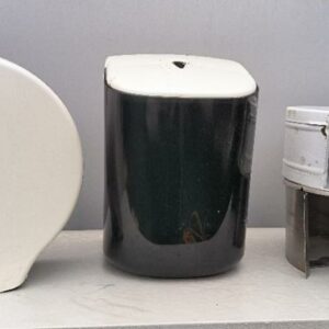 Lot de 50 distributeurs de papier, divers modèles, diverses marques dont Delaisy, Rossignol, Hexotol, Kimberly Clark. (usures). Localisation: 30 rue Beauregard - 60440 Nanteuil-le-Haudouin.