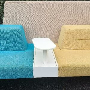 Banquette de marque Ophelis en tissu jaune, bleu et beige sur roulettes avec cloison haute, 2 assises, tablette centrale rotative, 1 trappe de rangement. 110 x 214 x 95 cm. Tablette rotative : 60 x 26 cm. (tâches et roue à revisser). Localisation : 30 rue Beauregard 60440 Nanteuil-le-Haudouin.