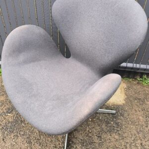 Fauteuil pivotant avec retour automatique design Arne Jacobsen modèle Swan édition Republic of Fritz Hansen recouvert de tissu gris, piètement en étoile à 4 branches en acier chromé sur patins. 77 x 72.5 x 53 cm. (usures). Localisation: 30 rue Beauregard 60440 Nanteuil-le-Haudouin.