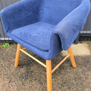 Fauteuil design Skrivo modèle Collar édition Sancal recouvert de tissu chiné bleu sur 4 pieds obliques avec repose pieds en bois naturel. 72 x 60 x 59 cm. 3 unités (dont 1 où il manque 2 boutons = 1 de chaque côté et 1 autre où il manque 2 boutons sur le même côté). Localisation : 30 rue Beauregard 60440 Nanteuil-le-Haudouin.