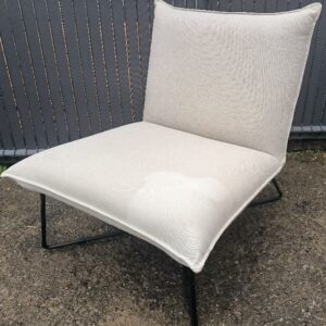 Fauteuil de marque Maisons du Monde modèle Lucas recouvert de tissu gris clair, piètement acier en forme de croix noir. 76 x 72 x 79 cm. Localisation : 30 rue Beauregard 60440 Nanteuil-le-Haudouin.