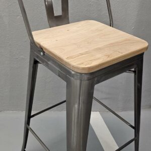 Tabouret haut industriel de marque Aubry Gaspard, piétement avec repose pieds et dossier en métal de couleur acier brossé, assise en bois d'orme huilé. 120 x 48 x 45 cm. (usures). 2 unités; Vendu à l'unité avec faculté de réunion. Localisation : 30 rue Beauregard 60440 Nanteuil-le-Haudouin.