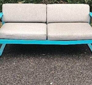 Salon de jardin design Pagnon et Pelhaître modèle Bellevie édition Fermob de couleur bleu comprenant 1 canapé 2 places et 2 fauteuils, structure en aluminium bleu, assise et dossier recouvert de tissu outdoor acrylique gris. canapé : 71 x 160 x 75 cm - Fauteuils : 71 x 85 x 75 cm. Localisation : 30 rue Beauregard 60440 Nanteuil-le-Haudouin