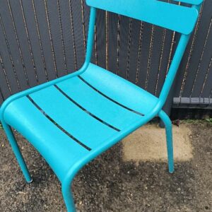 Chaises extérieur empilables design Frédéric Sofia modèle Luxembourg édition Fermob, dossier et assise galbée en aluminium de couleur bleu, patins silence. 88 x 52 x 57 cm. 20 unités. Vendu à l'unité avec faculté de réunion. Localisation : 30 rue Beauregard 60440 Nanteuil-le-Haudouin