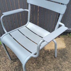 Chaises extérieur empilables design Frédéric Sofia modèle Bridge Luxembourg édition Fermob, dossier et assise galbée en aluminium de couleur gris, patins silence. 88 x 65 x 57 cm. Localisation : 30 rue Beauregard 60440 Nanteuil-le-Haudouin