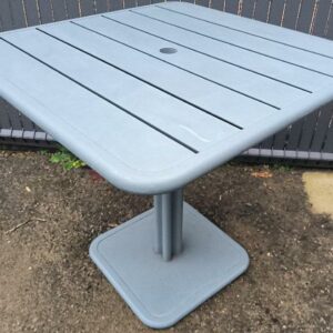 Table de repas 4 personnes extérieur design Frédéric Sofia modèle Guéridon Luxembourg édition Fermob, structure en aluminium de couleur gris, plateau avec trou pour parasol diamètre 37 mm. 74 x 80 x 80 cm. 3 unités (dont 1 unité abîmée). Localisation : 30 rue Beauregard 60440 Nanteuil-le-Haudouin