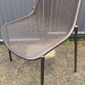 Chaises extérieur empilables design Christophe Pillet modèle Round édition Emu, dossier, assise et piètement en métal de couleur marron. 79 x 63 x 58 cm. 4 unités. Localisation : 30 rue Beauregard 60440 Nanteuil-le-Haudouin