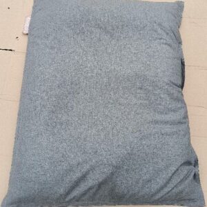 Pouf géant de marque Fatboy de couleur vert et gris, tissu en nylon et rembourrage haute qualité, utilisation intérieur et extérieur. 155 x 120 cm. 3 unités (2 gris + 1 vert). Vendu à l'unité avec faculté de réunion. Localisation : 30 rue Beauregard 60440 Nanteuil-le-Haudouin.