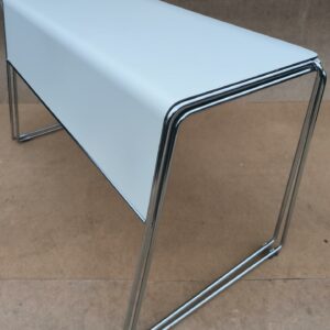 Table rectangulaire de marque Howe, plateau blanc, piétement chromé. 74 x 123 x 54 cm. 6 unités. Vendu à l'unité avec faculté de réunion. Localisation: 30 rue Beauregard 60440 Nanteuil-le-Haudouin.