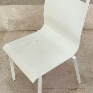 Chaise RIE en bois blanc et dos rouge (usures). Dim : 84x42x44 cm. 172 unités. Vendu à l'unité avec faculté de réunion. Localisation: 30 rue Beauregard 60440 Nanteuil-le-Haudouin.