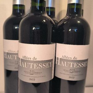 6 bouteilles de Blaye domaine Allées de Hautessey, 2022. Côtes de Bordeaux rouge. Caisse carton d'origine. 4 unités. Vendu à l'unité avec faculté de réunion. Localisation: 30 rue Beauregard 60440 Nanteuil-le-Haudouin.