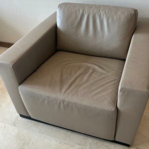 Fauteuil de marque Walter Knoll en cuir beige. Dim : 80 x 70 x 80 cm. 2 unités. Vendu à l'unité avec faculté de réunion. Localisation: 30 rue Beauregard 60440 Nanteuil-le-Haudouin.