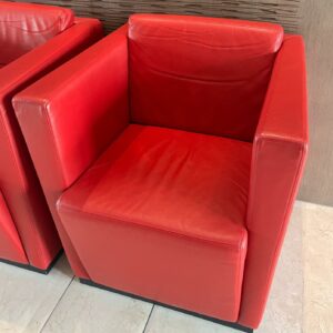 Fauteuil de marque Walter Knoll en cuir rouge. Dim : 78 x 68 x 73 cm. 5 unités. Vendu à l'unité avec faculté de réunion. Localisation: 30 rue Beauregard 60440 Nanteuil-le-Haudouin.