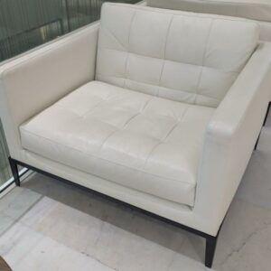 Fauteuil lounge design Antonio Cittério modèle Ac Lounge édition B&B Italia en cuir capitonné blanc, piétement en acier laqué noir. 75 x 100 x 88 cm. 2 unités. Vendu à l'unité avec faculté de réunion. Localisation: 30 rue Beauregard 60440 Nanteuil-le-Haudouin.