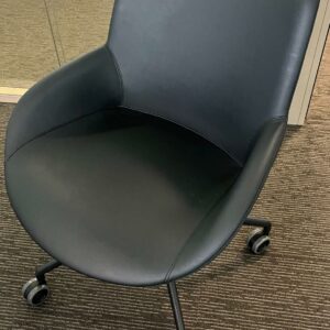 Fauteuil sur roulettes de marque Actiu, en cuir noir. Dim : 6 unités. Vendu à l'unité avec faculté de réunion. Localisation: 30 rue Beauregard 60440 Nanteuil-le-Haudouin.
