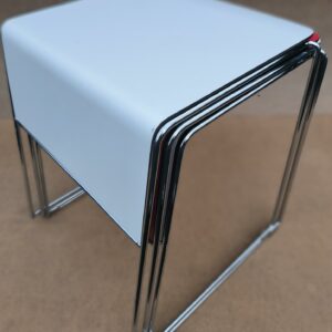 Table de marque Howe, empilable, plateau blanc, piétement chromé. 74 x 67 x 54 cm. 16 unités. Vendu à l'unité avec faculté de réunion. Localisation : 30 rue Beauregard 60440 Nanteuil-le-Haudouin.