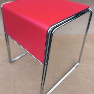 Table de marque Howe, empilable, plateau rouge, piétement chromé. 73 x 63 x 53 cm. 4 unités. Vendu à l'unité avec faculté de réunion. Localisation: 30 rue Beauregard 60440 Nanteuil-le-Haudouin.
