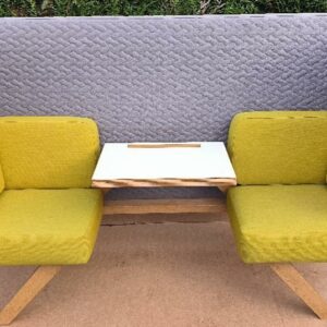 Canapé de marque TOOtheZOO modèle ALCOVE TOOAPICNIC avec tablette centrale, recouvert de tissu gris et jaune, coussins de dossiers et accoudoirs amovibles, piétement en bois naturel. 130 x 194 x 66 cm. Adresse de retrait : 30 rue Beauregard 60440 Nanteuil-le-Haudouin.