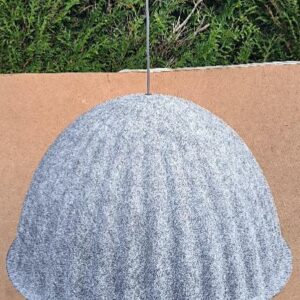 Suspension design Iskos-Berlin modèle Under the Bell édition Muuto en feutrine recyclé grise. Hauteur 46 cm, diam 82 cm (type de douille : E27). 5 unités. Vendu à l'unité avec faculté de réunion. Adresse de retrait : 30 rue Beauregard 60440 Nanteuil-le-Haudouin.