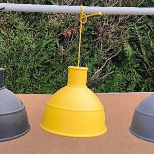 Suspension design Form Us With Love modèle Unfold édition Muuto en caoutchouc de silicone noir, grise ou jaune. Hauteur 29,5 cm, diam 32,5 cm. 17 unités.Vendu à l'unité avec faculté de réunion. Adresse de retrait : 30 rue Beauregard 60440 Nanteuil-le-Haudouin.

Grise : 11 unités 
Jaune : 4 unités 
Noir : 2 unités