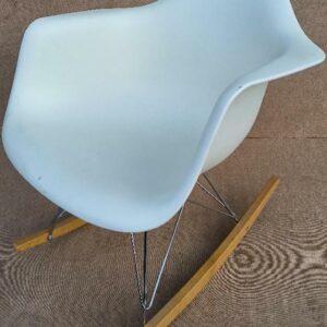 Fauteuil à bascule design Charles et Ray Eames modèle Plastic Armchair édition Vitra, coque en plastique blanc, piétement tour Eiffel en acier chromé sur patins en bois. 67 x 62 x 70 cm. Adresse de retrait : 30 rue Beauregard 60440 Nanteuil-le-Haudouin.