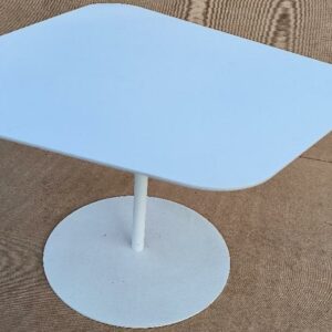 Table basse d'extérieur en métal laqué blanc, piètement colonne sur base ronde. 40 x 73 x 52 cm. Adresse de retrait : 30 rue Beauregard 60440 Nanteuil-le-Haudouin.