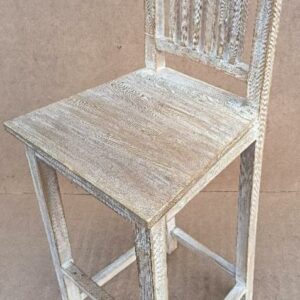 Chaise haute en bois. 116 x 46 x 44 cm. Adresse de retrait : 30 rue Beauregard 60440 Nanteuil-le-Haudouin.