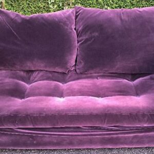 Canapé de marque Caravane recouvert de velours violet, piétement en bois, coussins de dossiers amovibles. 72 x 175 x 88 cm. Adresse de retrait : 30 rue Beauregard 60440 Nanteuil-le-Haudouin.