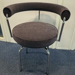 Fauteuil pivotant design Le Corbusier, Jeanneret et Perriand modèle LC7 édition Cassina, structure en acier chromé, garniture en tissu gris anthracite. Numéroté 40058, signé sur le piètement. 72 x 60 cm. Localisation: Tour Coeur Défense - 92400 Courbevoie (TA 26ème)