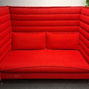 Canapé design Ronan et Erwan Bouroullec modèle Alcôve édition Vitra recouvert de tissu rouge (quelques tâches.) 137 x 155 x 80 cm. Localisation: Tour Coeur Défense - 92400 Courbevoie (TB5 3ème)