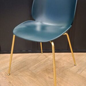 Chaise design Gamfratesi modèle Beetle Chair édition Gubi, coque en polypropylène vert bouteille, piétement en métal doré. 85 x 48 x 58 cm. 3 unités. Vendu à l'unité avec faculté de réunion. Localisation: Tour Coeur Défense - 92400 Courbevoie (TA cafet)