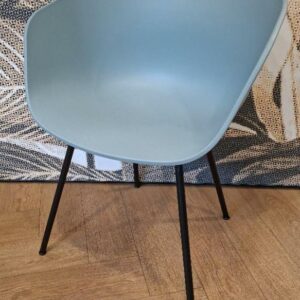 Fauteuil design Hee Welling modèle About A Chair 26 édition Hay, coque en polypropylène vert céladon, piétement en acier laqué noir. 77 x 59 x 50 cm. 5 unités. Vendu à l'unité avec faculté de réunion. Localisation: Tour Coeur Défense - 92400 Courbevoie (TA cafet)
