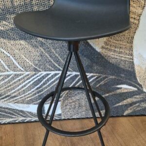 Chaise haute pivotante design Lievore Altherr Molina modèle Lottus édition Enea, coque en polypropylène gris anthracite, piétement oblique en acier laqué noir avec repose pieds. 98 x 44 x 40 cm. 8 unités. Vendu à l'unité avec faculté de réunion. Localisation: Tour Coeur Défense - 92400 Courbevoie (TA cafet)