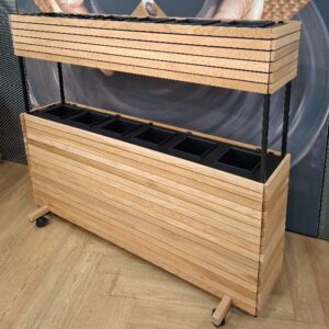 Jardinière sur roulettes en bois à 2 niveaux comprenant 12 bacs en métal noir. 151 x 181 x 36 cm. 4 unités. Vendu à l'unité avec faculté de réunion. Localisation: Tour Coeur Défense - 92400 Courbevoie (TA cafet)