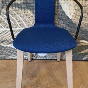 Fauteuil design Cazzaniga Mandelli modèle Jamaica édition Pedrali, armature du dossier en acier laqué noir, garniture en tissu bleu marine, piétement en bois naturel. 74 x 53 x 52 cm. 5 unités. Vendu à l'unité avec faculté de réunion. Localisation: Tour Coeur Défense - 92400 Courbevoie (TA cafet)