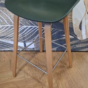 Tabouret haut design Hee Welling modèle About A Stool édition Hay, coque en polypropylène vert bouteille, piétement en bois naturel avec repose pieds en métal.  84 x 44 x 47. 8 unités. Vendu à l'unité avec faculté de réunion. Localisation: Tour Coeur Défense - 92400 Courbevoie (TA cafet)