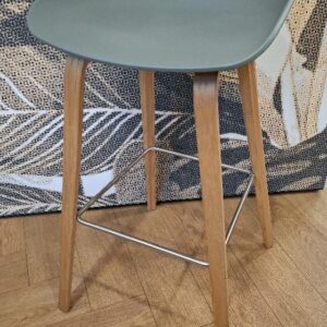 Tabouret haut design Hee Welling modèle About A Stool édition Hay, coque en polypropylène vert céladon, piétement en bois naturel avec repose pieds en métal.. 84 x 44 x 47 cm. 6 unités. Vendu à l'unité avec faculté de réunion. Localisation: Tour Coeur Défense - 92400 Courbevoie (TA cafet)