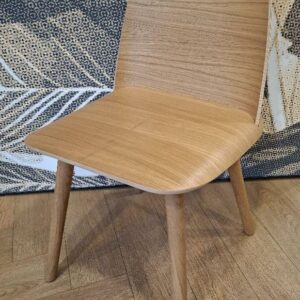 Chaise design David Geckeler modèle Nerd édition Muuto en bois naturel. 80 x 45 x 57 cm. 4 unités. Vendu à l'unité avec faculté de réunion. Localisation: Tour Coeur Défense - 92400 Courbevoie (TA cafet)