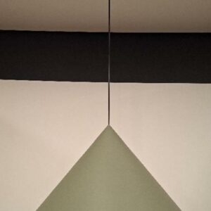 Suspension lumineuse, abat-jour en forme de cône en métal vert céladon. 118 x 56 cm. 6 unités. Vendu à l'unité avec faculté de réunion. Localisation: Tour Coeur Défense - 92400 Courbevoie (TA cafet)