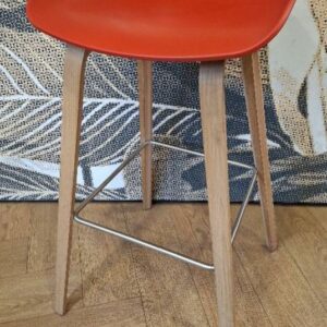 Tabouret haut design Hee Welling modèle About A Stool édition Hay, coque en polypropylène rouge orangé, piétement en bois naturel avec repose pieds en métal. 84 x 44 x 47 cm
5 unités. Vendu à l'unité avec faculté de réunion. Localisation: Tour Coeur Défense - 92400 Courbevoie (TA cafet; 4 unités / TA 26ème; 1)