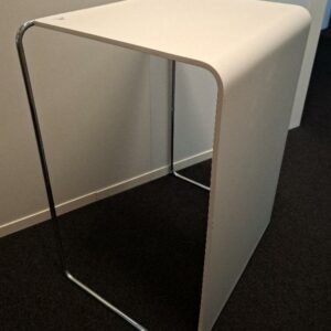 Table d'appoint à plateau en bois stratifié blanc et acier tubulaire chromé, utilisation verticale ou horizontale. 71 x 55 x 42 cm. Localisation: Tour Coeur Défense - 92400 Courbevoie (TB4 2ème)