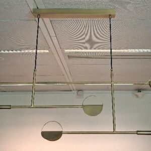 Suspension lumineuse de marque Frandsen en métal doré ou noir et doré à quatre lumières à led. 4 unités. Vendu à l'unité avec faculté de réunion. Localisation: Tour Coeur Défense - 92400 Courbevoie . (TB5 7ème: 1 unité / TB5 4ème: 1 / TB 3ème: 1 / TB4 1er: 1)