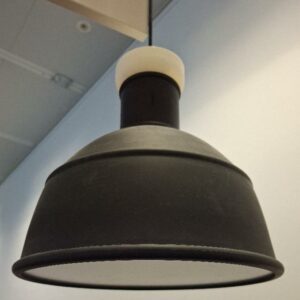 Suspension lumineuse de marque Muuto modèle Unfold, abat-jour en caoutchouc de couleur noir, diffuseur en acrylique opalin blanc. 34 x 32 cm. 3 unités. Vendu à l'unité avec faculté de réunion. Localisation: Tour Coeur Défense - 92400 Courbevoie (TA 25ème)