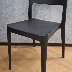 Chaise empilable design Paolo Vernier modèle Nene' Chair édition Midj en plastique noir. 79 x 42 x 51 cm. 24 unités. Vendu à l'unité avec faculté de réunion. Localisation: Tour Coeur Défense - 92400 Courbevoie (TA cafet)