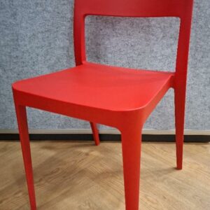 Chaise empilable design Paolo Vernier modèle Nene' Chair édition Midj en plastique rouge. 79 x 42 x 51 cm. 16 unités. Vendu à l'unité avec faculté de réunion. Localisation: Tour Coeur Défense - 92400 Courbevoie (TA cafet)