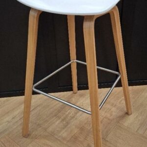 Tabouret haut design Hee Welling modèle About A Stool édition Hay, coque en polypropylène blanc, piétement en bois naturel avec repose pieds en métal. 84 x 44 x 47 cm. 19 unités. Vendu à l'unité avec faculté de réunion. Localisation: Tour Coeur Défense - 92400 Courbevoie (TA cafet)